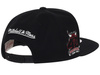 MITCHELL & NESS - CZAPKA Z DASZKIEM - NBA BIG FACE 7.0 SNAPBACK BULLS HHSS6045-CBUYYPPPBLACK