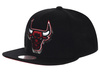 MITCHELL & NESS - CZAPKA Z DASZKIEM - NBA BIG FACE 7.0 SNAPBACK BULLS HHSS6045-CBUYYPPPBLACK
