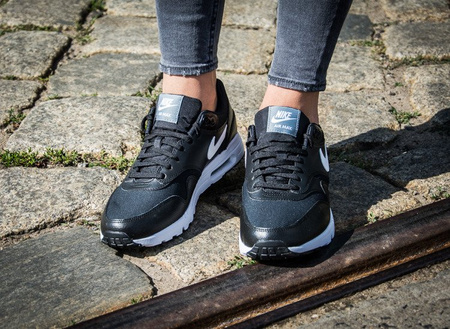 NIKE AIR MAX 1 ULTRA ESSENTIALS (704993-007)