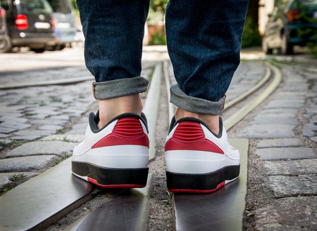 AIR JORDAN 2 RETRO LOW CHICAGO (832819-101)